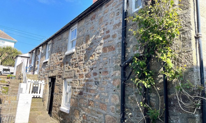 Mousehole Cabaña | THE LITTLE NET LOFT, pet friendly, with open fire in Mousehole