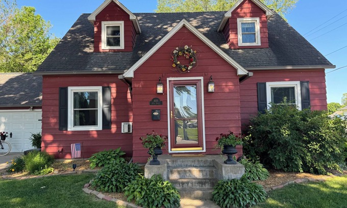 Grundy Center Casa | The Little Red Cottage is 1-bedroom on Main Level with access to the main floor
