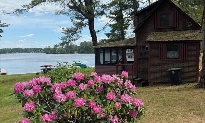 Franklin Cabaña | The Little Red Cottage on Webster Lake
