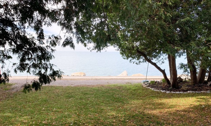 Bluewater Cabina | The Little White Cottage - charming waterfront cottage-steps from the Lake
