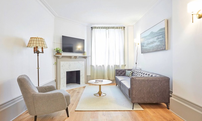 Shaughnessy Village Apartamento | The Liverpool – 3-Bedroom, 1.5-Bath Apartment in Downtown Montreal with Parking