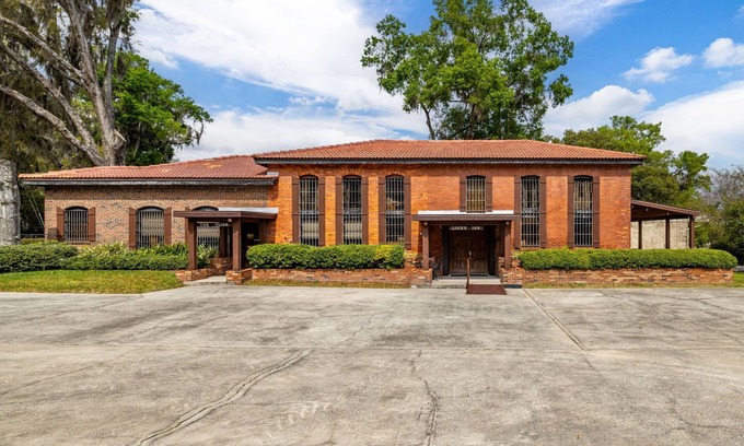 Dade City Casa | The Locke Inn Suites - Stay in Dade City's historic former jailhouse!