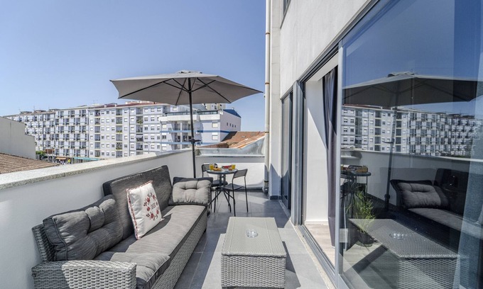 Braga Apartamento | The Locomotive Flat by House and People