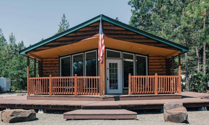 Cave Junction Cabina | The Lodge - 3 bedroom, 2 bath large resort cabin