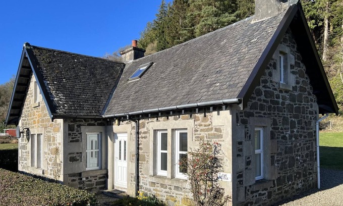 Lochgilphead Cabaña | The Lodge - a lodge that sleeps 6 guests in 3 bedrooms