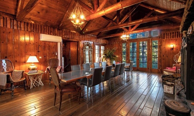 Idyllwild Cabina | The Lodge at 11 Chimneys / Vast Dining Room in a 6,000 sf Cabin