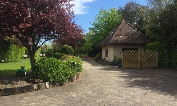Malahide Cabina | Magnífico lodge único y privado ubicado en tranquilos jardines maduros