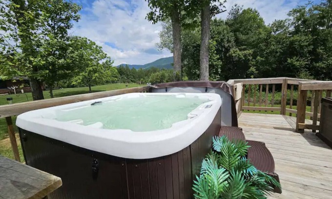 Tellico Plains Casa | The Lodge at Coker Creek 2 Mountain View--Hot Tub! NEW LISTING!