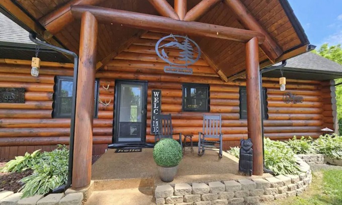 Tellico Plains Cabina | The Lodge at Coker Creek - Main Lodge - NEW LISTING! Mountain View Log Cabin