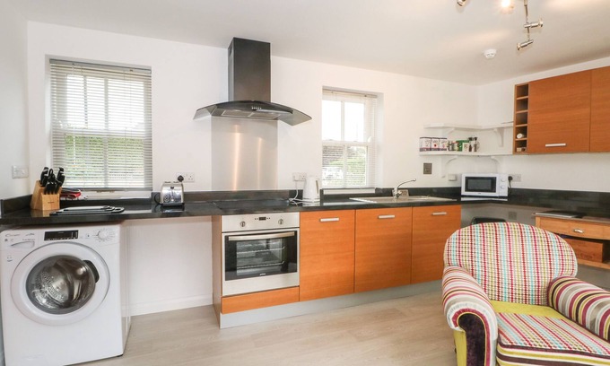 Holt Cabaña | THE LODGE AT CROSS COTTAGE, romantic in Holt, North Wales