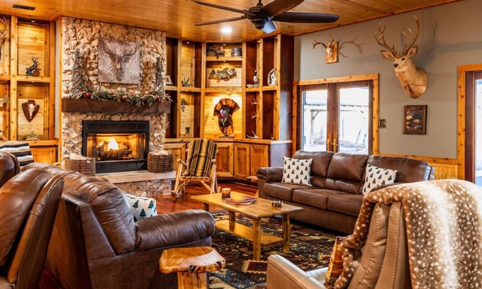 Little Kowaliga Cabina | The Lodge at Lake Martin: Sleeps 35