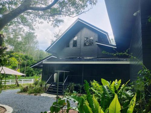 Lan Saka Cama Y Desayuno | The Lodge At The Creek Haus
