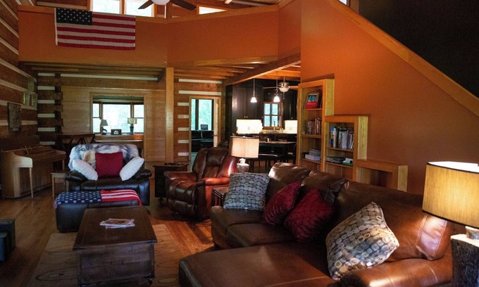 Franklin Cabina | The Lodge at Thunder Sound Studios