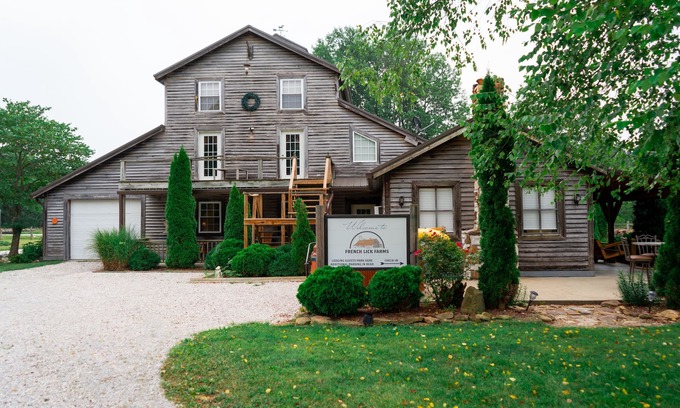 West Baden Springs Cabina | The Lodge - Cozy farm stay with hot tub & breathtaking views 10 min to FL & WBS