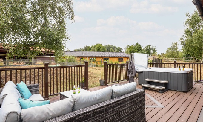 Pentney Cabaña | THE LODGE, family friendly, character holiday cottage in King's Lynn