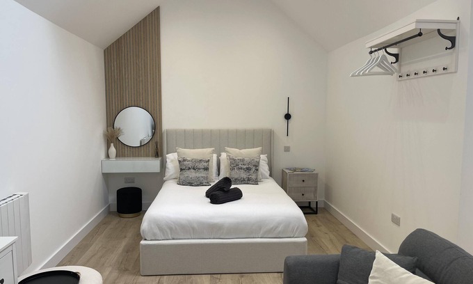 Cowes Cabina | The Lodge Hideaway - Studio Style, Simple Luxury