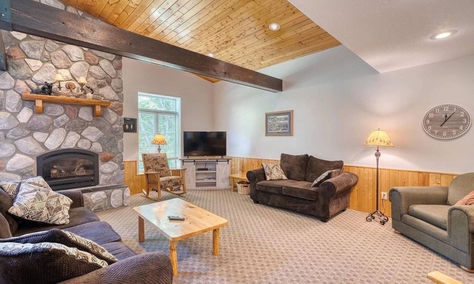 Squaw Lake Cabina | The Lodge: Hot Tub Fireplace RiverFront Pet Friendly Cabin