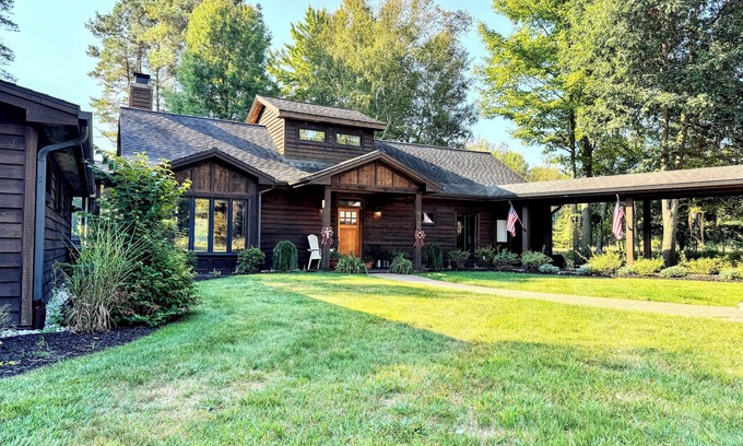 Canadian Lakes Casa | The Lodge- Luxury Lakefront Retreat