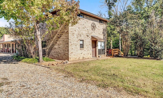 Quitman Casa | The Lodge. Modern comfort at Lake Fork. Full Kitchen.