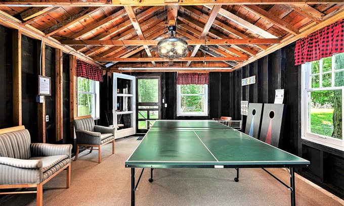 Cheboygan Cabina | The Lodge near Mullett Lake