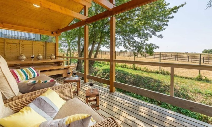 Stowmarket Cabina | La amplia sala de estar tiene un fabuloso ambiente hogareño con una estufa de leña contemporánea.