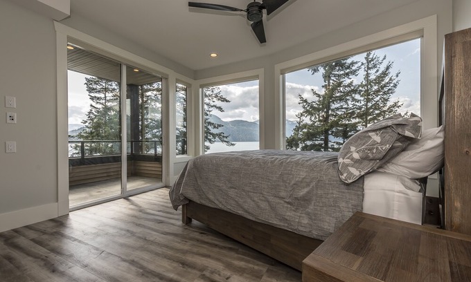 Harrison Hot Springs Cabina | "The Lodge on Harrison Lake" (Main Residence)