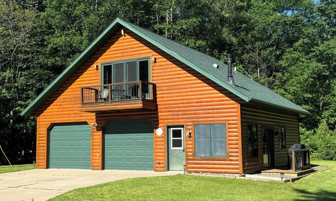 New Auburn Cabina | The lodge on Sand Lake. Your place to unwind and enjoy nature.