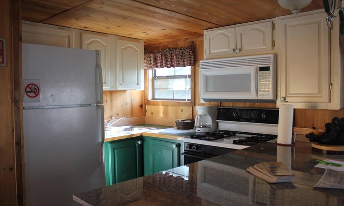 Williamson Cabina | The Lodge on the Lake. Pet Friendly