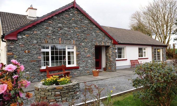 Beaufort Cabaña | THE LODGE, pet friendly, with open fire in Beaufort, County Kerry