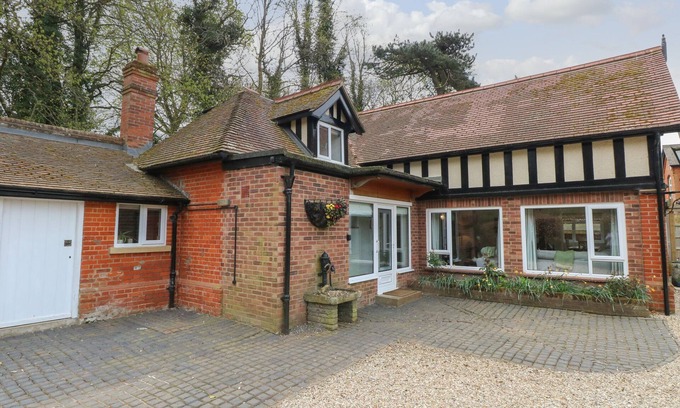 Wroxham Cabaña | THE LODGE, pet friendly, with open fire in Hoveton & Wroxham