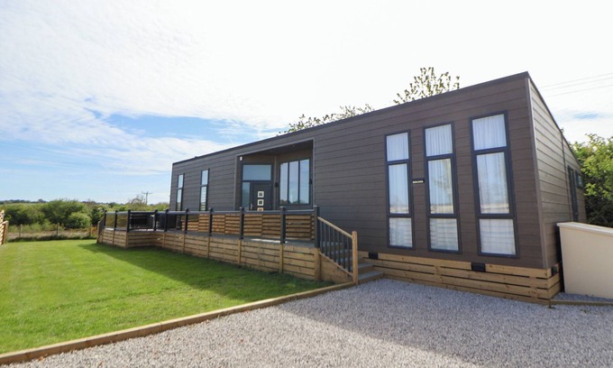 Holywell Cabaña | THE LODGE @ RACECOURSE HOUSE, family friendly in Holywell