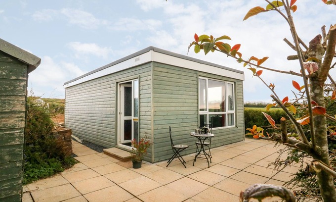 Brayford Cabaña | THE LODGE, romantic, with a garden in South Molton