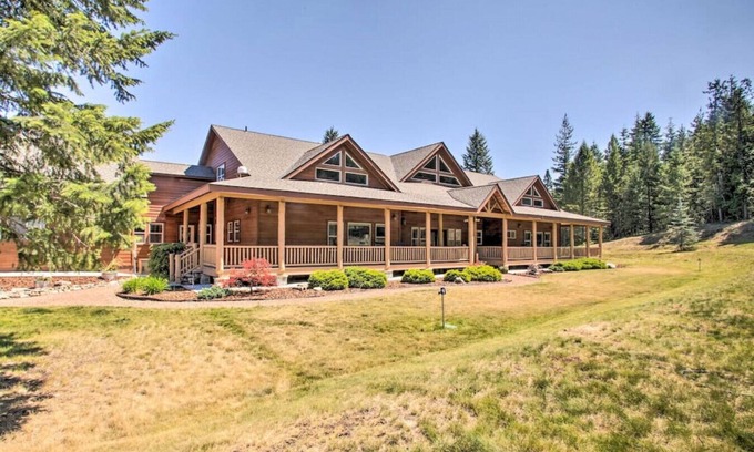 Bonner County Casa | The Lodge · Secluded Lodge with Mountain Views and Hot Tub
