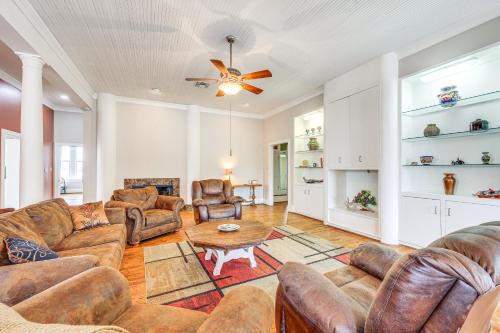 Hondo Apartamento | The Loft - Historic Dtwn Hondo Apt with Balcony