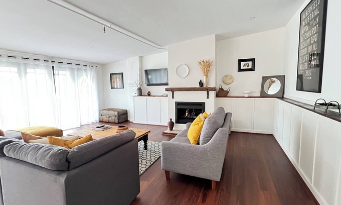 Annandale Condominio | THE LOFT of ANNANDALE Funky oversized warehouse apartment in the village heart