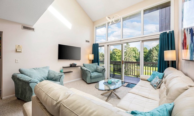 Acme Condominio | ⛳ The Loft Retreat @ Grand Traverse Resort | Golf Views, Balcony + Resort Perks ➠ 5549