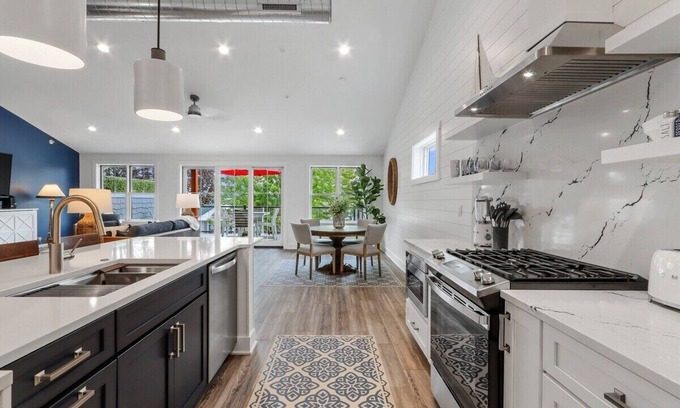 Lake Geneva Apartamento | The Lofts of Brick and Mortar-Lake Loft |Luxury |Walk-Out Balcony |2 Kings |Parking for 2 |Downtown
