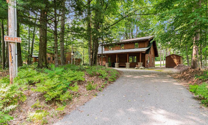 Thompsonville Casa | The Log Cabin