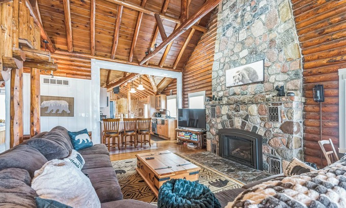 Gladwin Cabina | The Log Weekend (Gladwin, MI): Waterfront, An Authentic Log Cabin Experience!