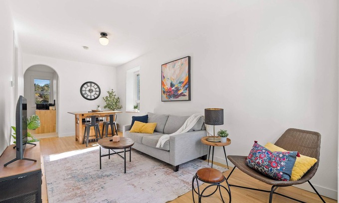 Sunnyside Casa | The Lokal 2 Kings Queen Suite in Sunnyside YYC