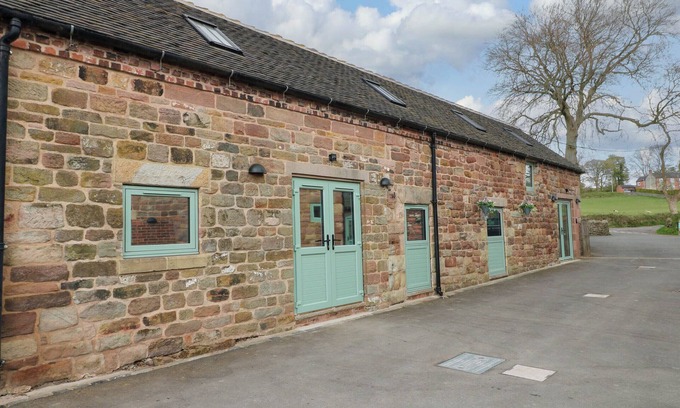 Cotton Casa | THE LONG BARN, family friendly, character holiday cottage in Alton