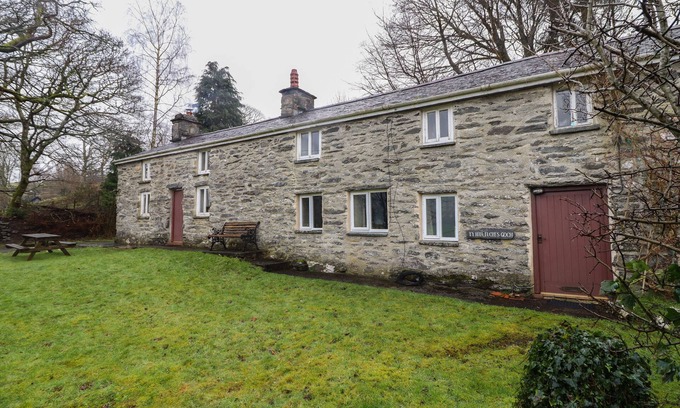 Penmachno Casa | THE LONG HOUSE, pet friendly, character holiday cottage in Penmachno