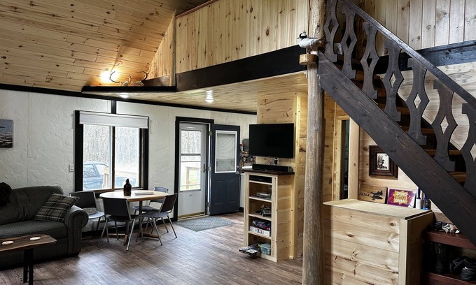 Reed City Cabina | The Lonney Inn