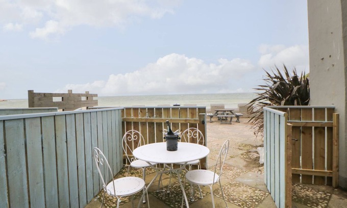 South Shields Cabaña | THE LOOK OUT, pet friendly, country holiday cottage in South Shields