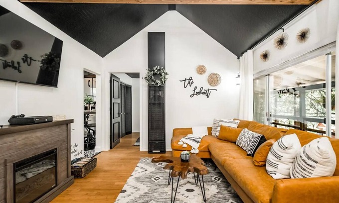 Long Barn Cabina | The Lookout: A Romantic Boho Getaway A/C - Pet Friendly!