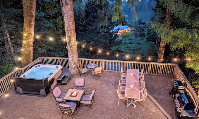 Port Angeles Casa | “The Lookout Lodge” Lake Sutherland house with private hot tub