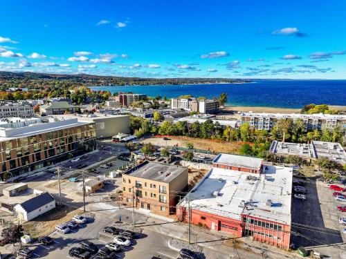Traverse City Apartamento | The Loop Downtown by Kasa