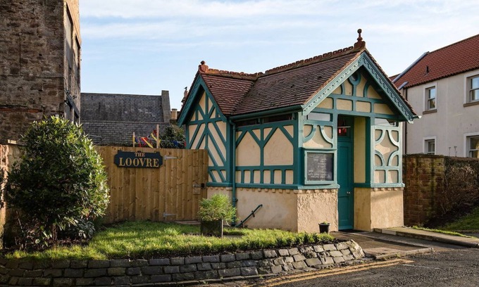 Berwick-upon-Tweed Cabina | THE LOOVRE - A Grade II listed unique tiny holiday home in Berwick-upon-Tweed