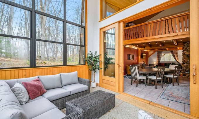 Suttons Bay Cabina | The Lost Woods Lodge