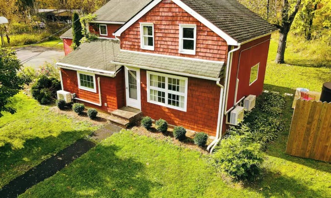 Accord Casa | The Louie II: Accord Farmhouse near Arrowood w/ Hot Tub & Large Yard